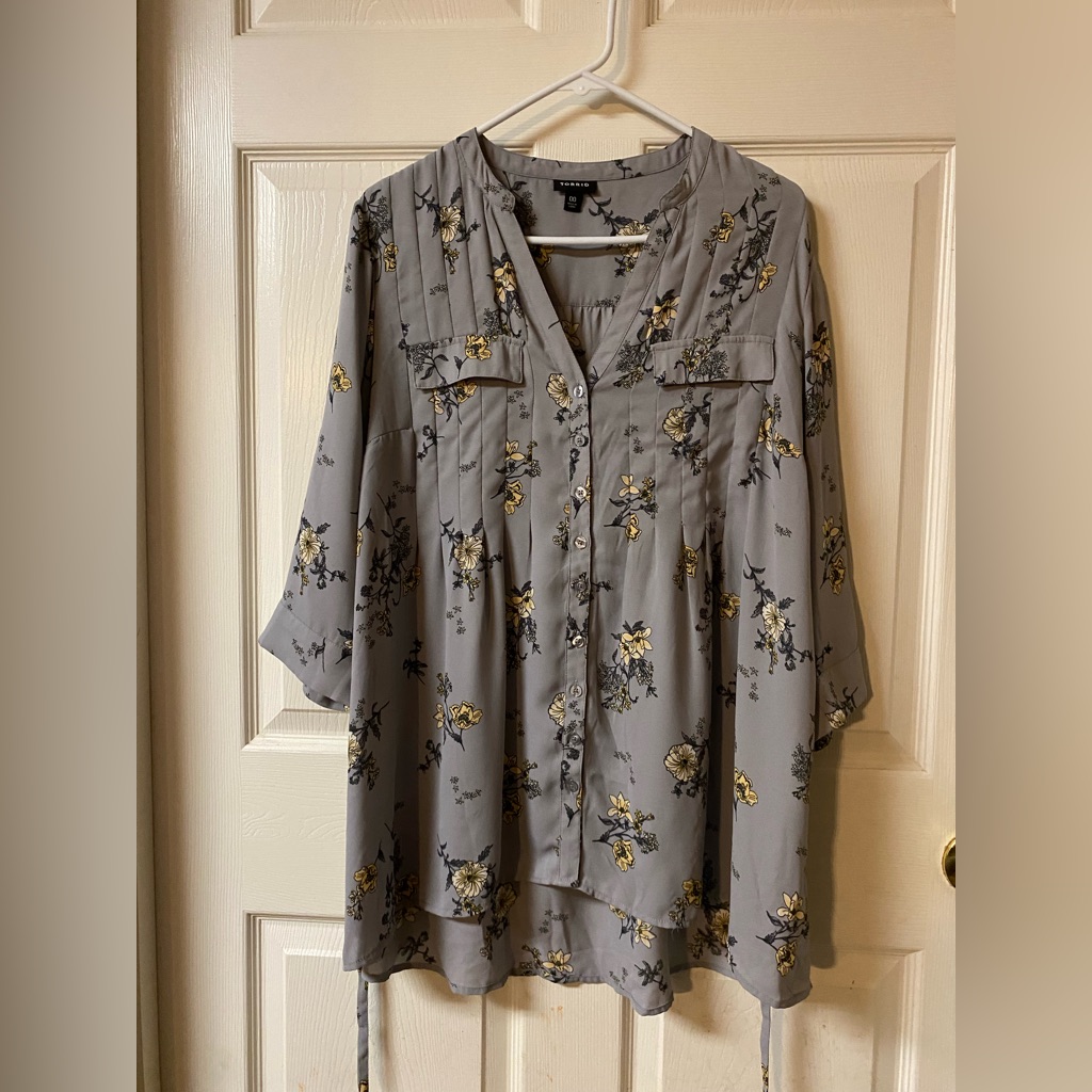 Ladies Beautiful Tab Elbow Sleeve Torrid Size 00 Gray Floral Blouse Top Tie Back